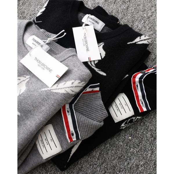 トムブラウン Thom Browne 偽物 2025秋冬おしゃれ 万能 ブラック × グレー 2 色 羽毛柄 四条纹袖 円领 セーター 