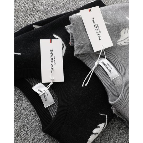 トムブラウン Thom Browne 偽物 2025秋冬おしゃれ 万能 ブラック × グレー 2 色 羽毛柄 四条纹袖 円领 セーター 