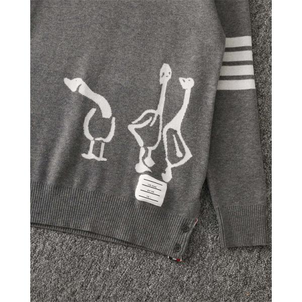 グレー × ブラック 2 色 白鳥柄 四条纹袖 円领 セーター トムブラウン Thom Browne コピー 秋冬可愛い 定番