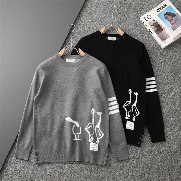 グレー × ブラック 2 色 白鳥柄 四条纹袖 円领 セーター トムブラウン Thom Browne コピー 秋冬可愛い 定番