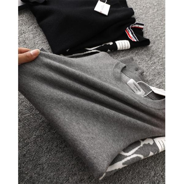 グレー × ブラック 2 色 白鳥柄 四条纹袖 円领 セーター トムブラウン Thom Browne コピー 秋冬可愛い 定番