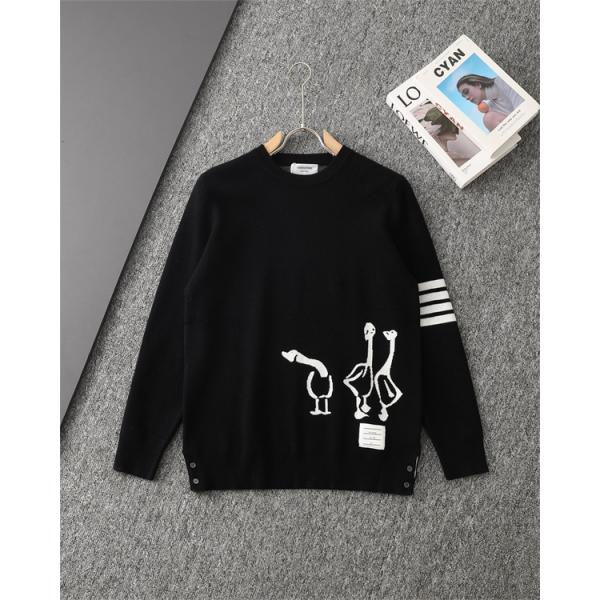 グレー × ブラック 2 色 白鳥柄 四条纹袖 円领 セーター トムブラウン Thom Browne コピー 秋冬可愛い 定番