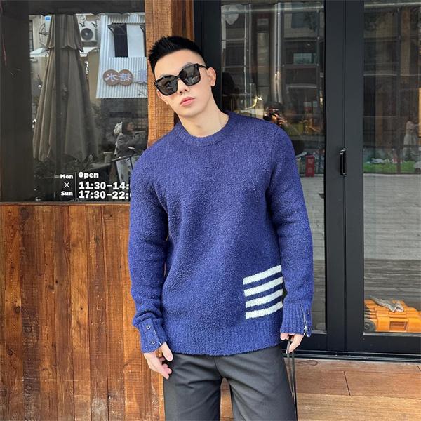 トムブラウン Thom Browne スーパーコピー 秋冬ふわふわ 人気 ネイビー ふわふわ 四条纹袖 円领 セーター 