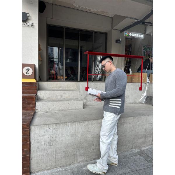 トムブラウン Thom Browne スーパーコピー 秋冬ふわふわ 人気 ネイビー ふわふわ 四条纹袖 円领 セーター 