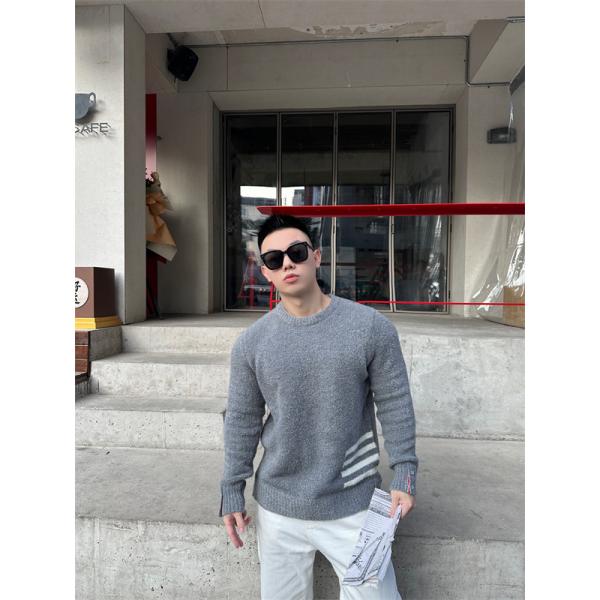 トムブラウン Thom Browne スーパーコピー 秋冬ふわふわ 人気 ネイビー ふわふわ 四条纹袖 円领 セーター 