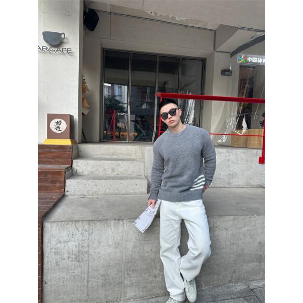 トムブラウン Thom Browne スーパーコピー 秋冬ふわふわ 人気 ネイビー ふわふわ 四条纹袖 円领 セーター 