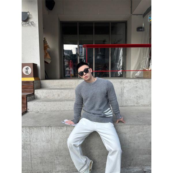 トムブラウン Thom Browne スーパーコピー 秋冬ふわふわ 人気 ネイビー ふわふわ 四条纹袖 円领 セーター 