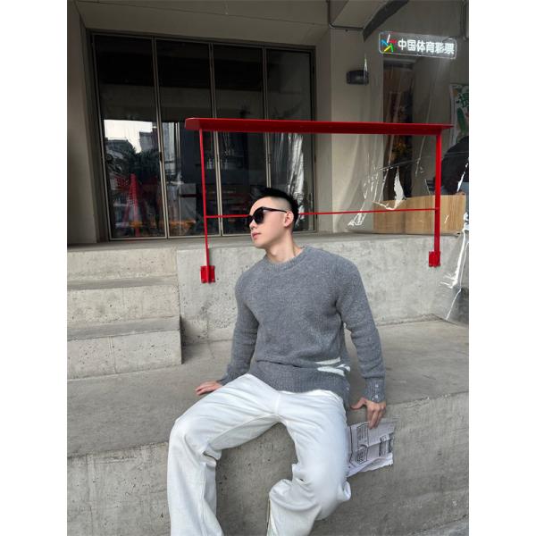 トムブラウン Thom Browne スーパーコピー 秋冬ふわふわ 人気 ネイビー ふわふわ 四条纹袖 円领 セーター 