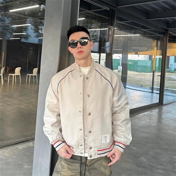 Thom Browne コピー 秋冬クリーン トレンド ベージュ クリーン 細条纹 ベースボールジャケット トムブラウン 