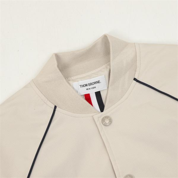 Thom Browne コピー 秋冬クリーン トレンド ベージュ クリーン 細条纹 ベースボールジャケット トムブラウン 