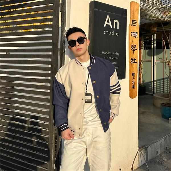 Thom Browne コピー 2025秋冬 人気 ベージュ × ネイビー シンメトリック ベースボールジャケット トムブラウン