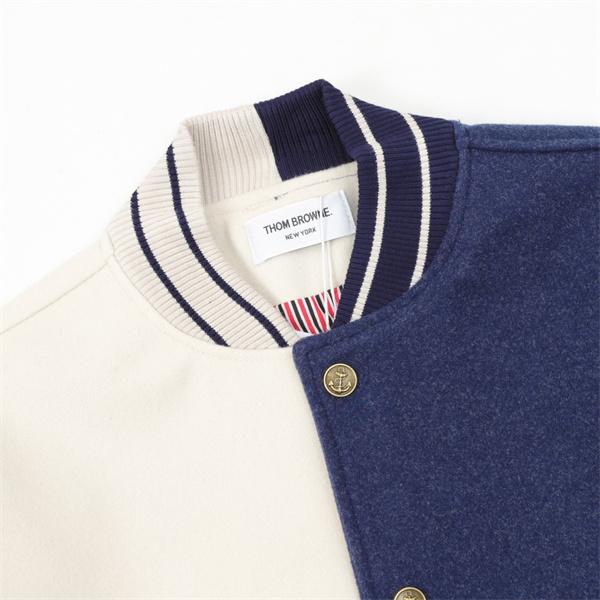 Thom Browne コピー 2025秋冬 人気 ベージュ × ネイビー シンメトリック ベースボールジャケット トムブラウン