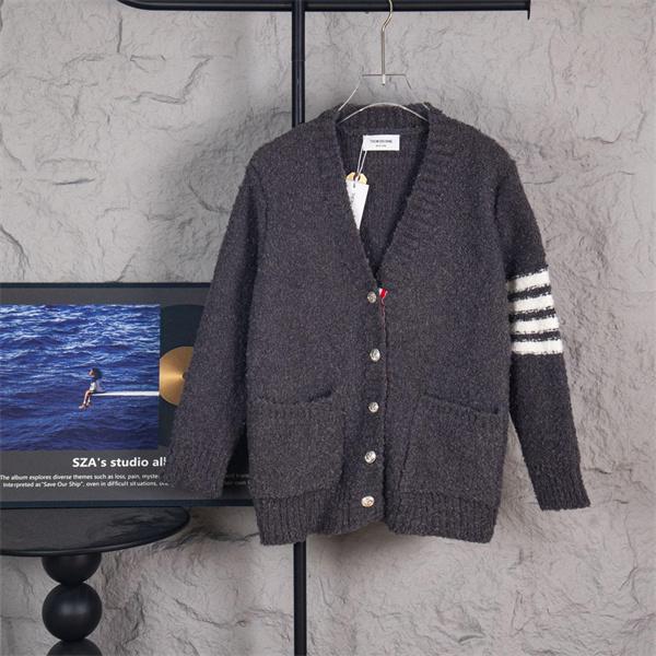 Thom Browne コピー 秋冬温かみのある 希少 ダークグレー V 领 カーディガン トムブラウン