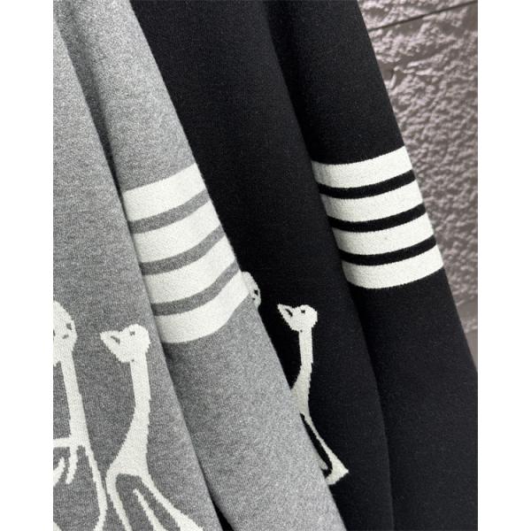 ムブラウン Thom Browne スーパーコピー 秋冬個性的な 注目 グレー × ブラック 2 色 ジラフ刺繍 セーター ト