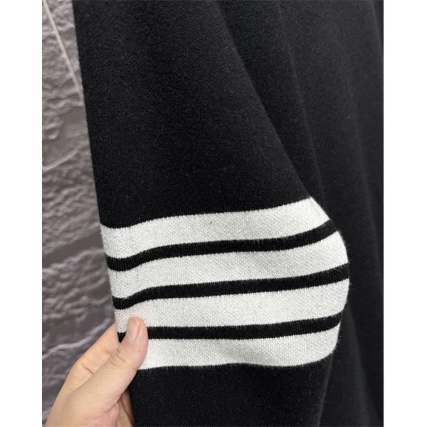 グレー × ブラック Thom Browne 偽物 2025秋冬対応 定番 2 色 ダックスフント刺繍 セーター トムブラウン