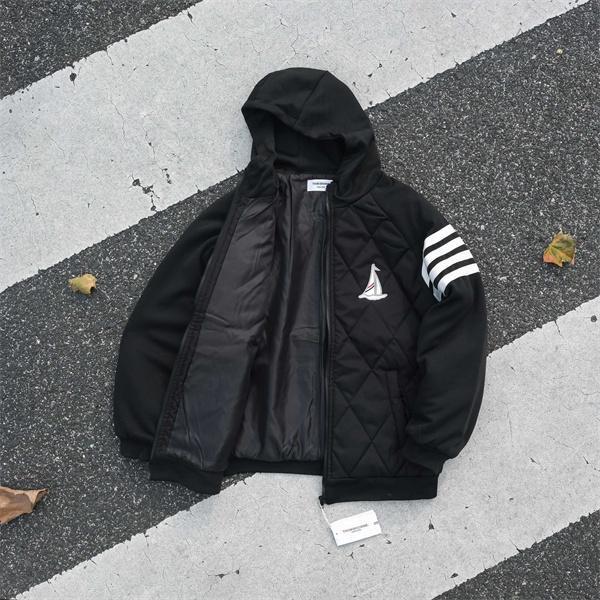 トムブラウン Thom Browne コピー 秋冬モダンで重厚な トレンド ブラック 刺繍 連帽 ジャケット 