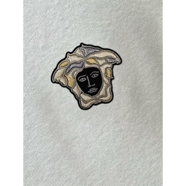 VERSACE スーパーコピー 保温効果 2025秋冬定番 上質 ホワイト バッジ刺繍 パーカー ヴェルサーチ