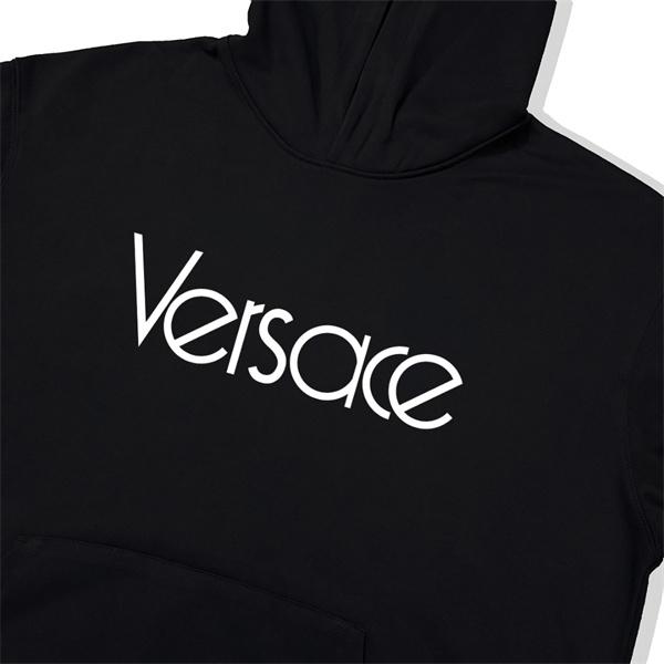  ブラック × ホワイト シンプルロゴ パーカー ヴェルサーチ VERSACE コピー 2025秋冬エッセンス 最安値