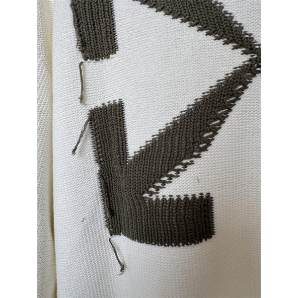 カジュアルコーデ ブラック × ベージュ セーター Off-White コピー 2025秋冬新作 限定生産 オフホワイト