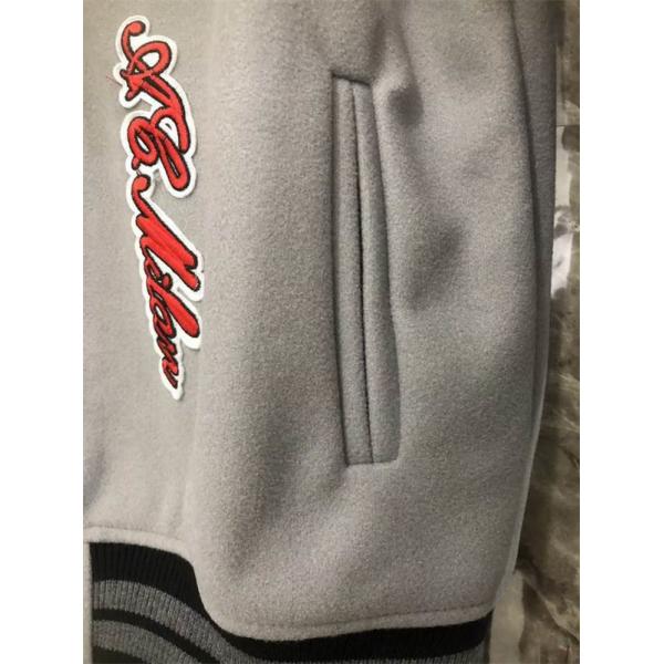 グレー × レッド ベースボールジャケット Off-White コピー 2025秋冬限定デザイン オフホワイト