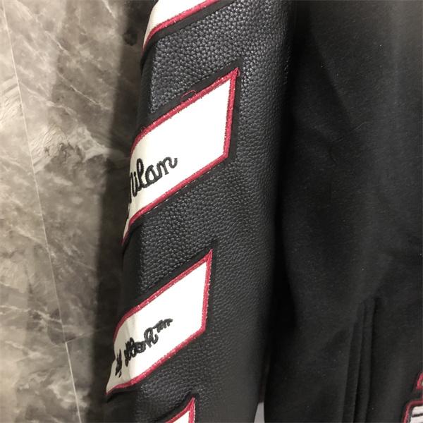 ブラック × レッド ベースボールジャケット Off-White コピー 2025秋冬注目スタイル 当店イチオシ オフホワイト