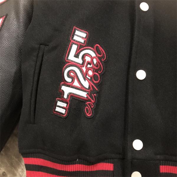 ブラック × レッド ベースボールジャケット Off-White コピー 2025秋冬注目スタイル 当店イチオシ オフホワイト