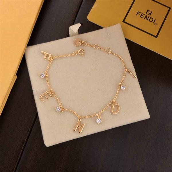 秋のコーデで使いやすい  フェンディブレスレットコピー激安(日本最大級)