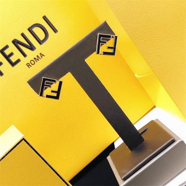 秋冬トレンドを取り入れたコーデを楽しむ フェンディ FENDI ピアス ブランド コピー 激安(日本最大級)
