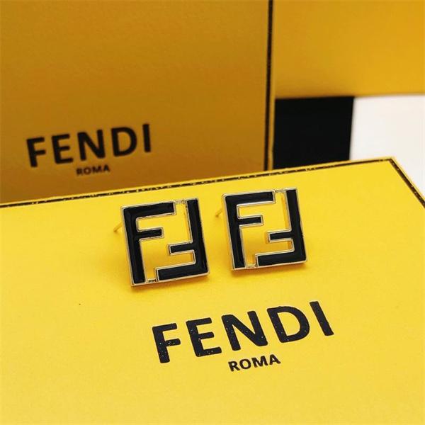 秋冬トレンドを取り入れたコーデを楽しむ フェンディ FENDI ピアス ブランド コピー 激安(日本最大級)