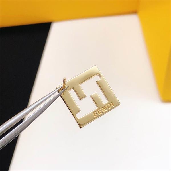 秋冬トレンドを取り入れたコーデを楽しむ フェンディ FENDI ピアス ブランド コピー 激安(日本最大級)