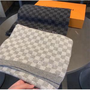 LOUIS VUITTON 幅広い層に使えるロングマフラー2...