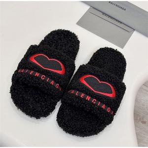 印象的な春夏コーデに バレンシアガサンダルコピー余裕のあるコ...