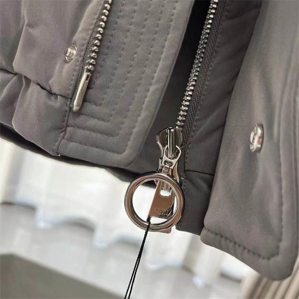 2025人気ランキングAMI PARISアミ パリス　ダウンジャケットコピーダウンアウター