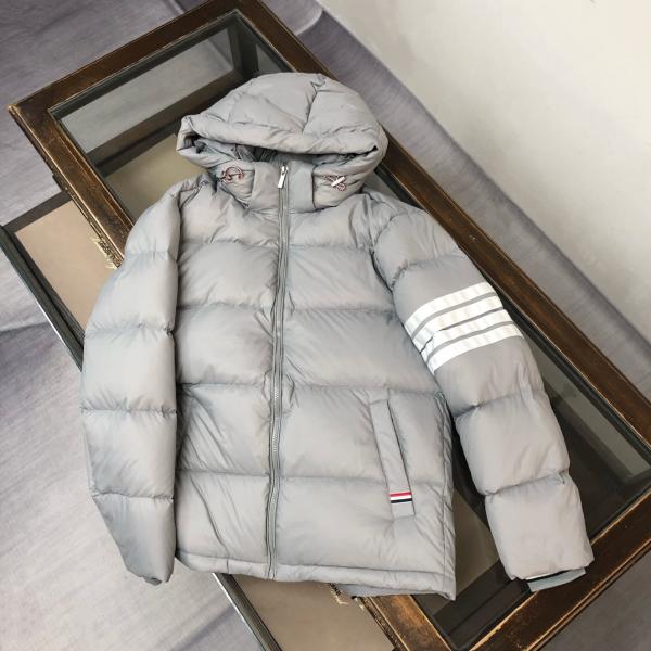 2025秋冬最新❤実用性に溢れるアイテム THOM BROWNE トムブラウン偽物 ダウンジャケット 大人のこなれ感抜群定番