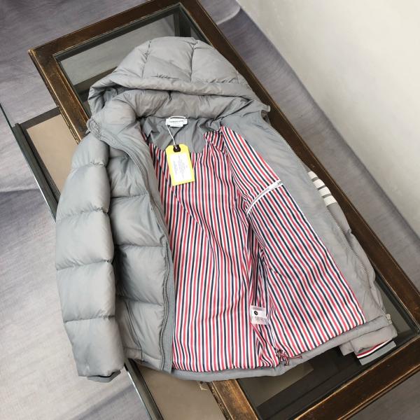 2025秋冬最新❤実用性に溢れるアイテム THOM BROWNE トムブラウン偽物 ダウンジャケット 大人のこなれ感抜群定番