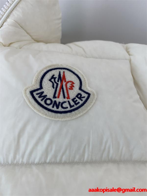 人気急上昇 スノーホワイト 光沢仕上げ 冬映えデザイン モンクレール コピー Moncler ダウンジャケット