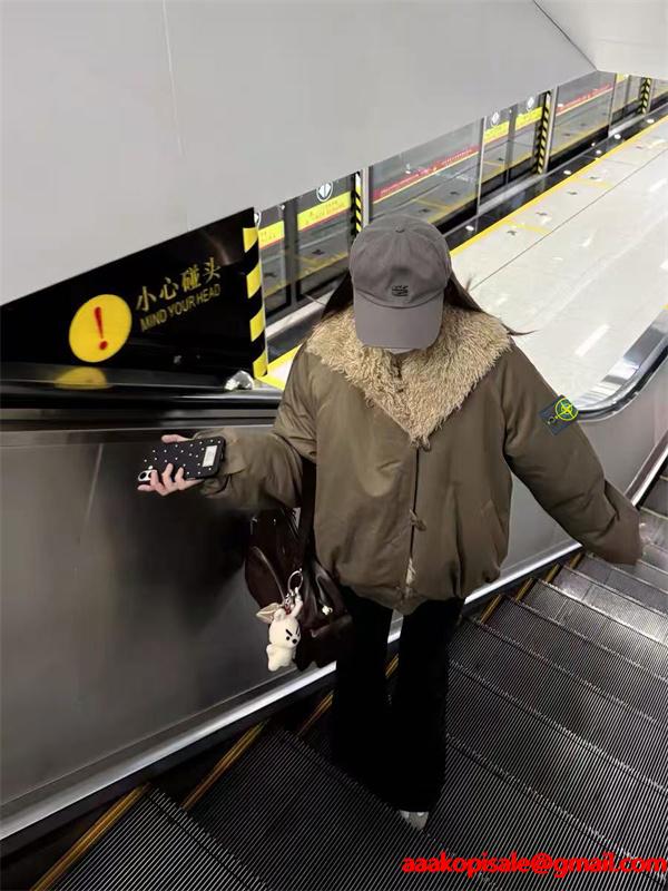 STONE ISLAND ストーンアイランド コピー 今年の主役 2025AW ホワイト×ブラック 高機能 ダウンジャケット