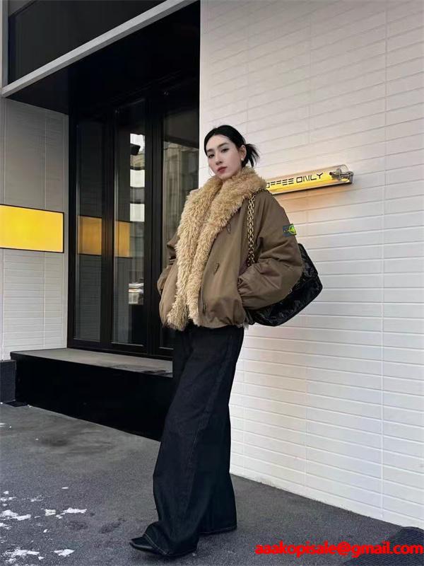 STONE ISLAND ストーンアイランド コピー 今年の主役 2025AW ホワイト×ブラック 高機能 ダウンジャケット