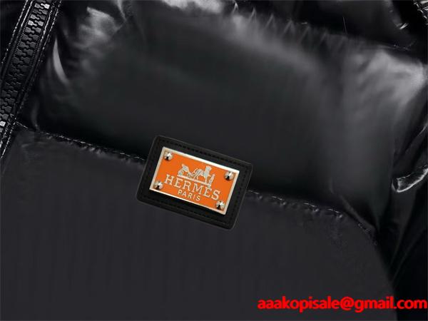 極暖 ブラック HERMES エルメス コピー ダウンジャケット バイカラーロゴ存在感 トレンド満載 