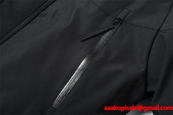 ブラック タフ素材 高機能 防水仕上げ STONE ISLAND ストーンアイランド コピー  ダウンジャケット 