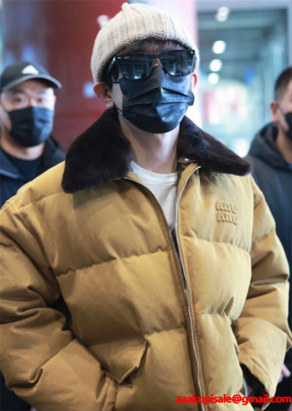 MIUMIU ミュウミュウ コピー 2025秋冬 カジュアル 防寒仕様 キャメル ダウンジャケット 注目