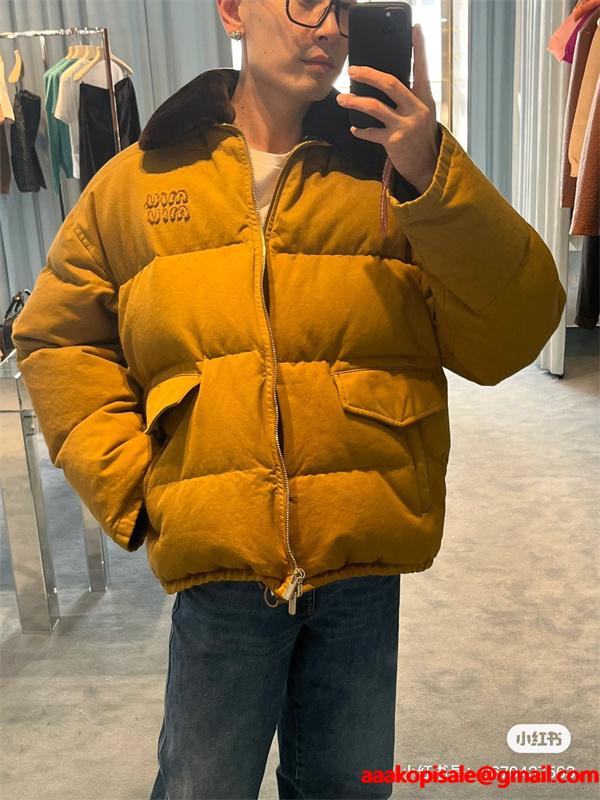 MIUMIU ミュウミュウ コピー 2025秋冬 カジュアル 防寒仕様 キャメル ダウンジャケット 注目