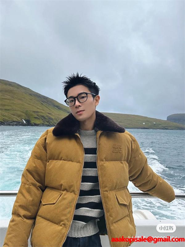 MIUMIU ミュウミュウ コピー 2025秋冬 カジュアル 防寒仕様 キャメル ダウンジャケット 注目