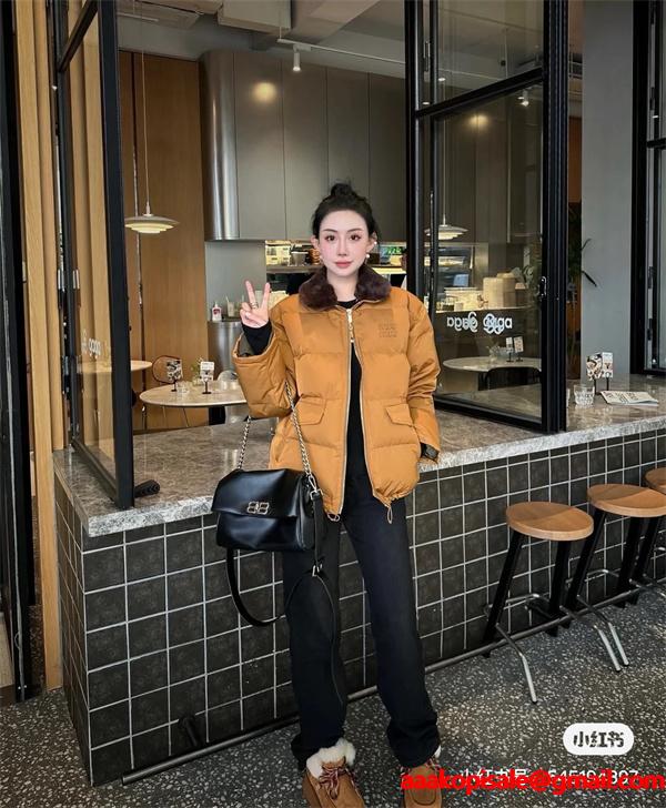 MIUMIU ミュウミュウ コピー 2025秋冬 カジュアル 防寒仕様 キャメル ダウンジャケット 注目