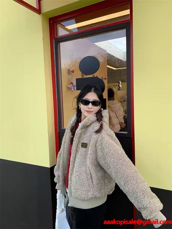 大人カジュアル ふんわりボア ベージュ フード付き MIUMIU ミュウミュウ コピー ジャケット