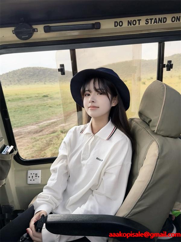 2025秋冬コーデ 清潔感 アイボリー ロゴ ポロシャツ 爽やか MIUMIU ミュウミュウ コピー