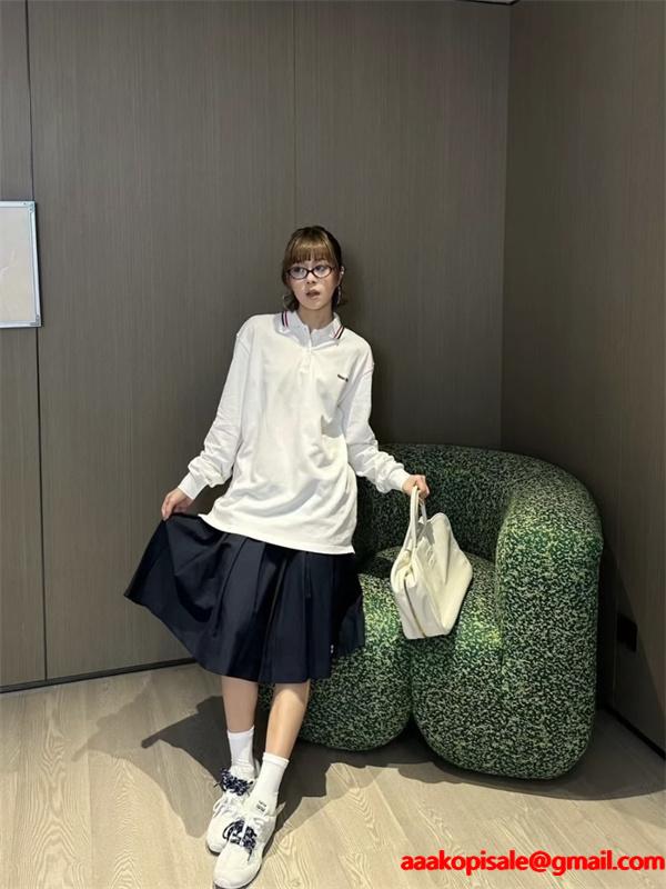 2025秋冬コーデ 清潔感 アイボリー ロゴ ポロシャツ 爽やか MIUMIU ミュウミュウ コピー