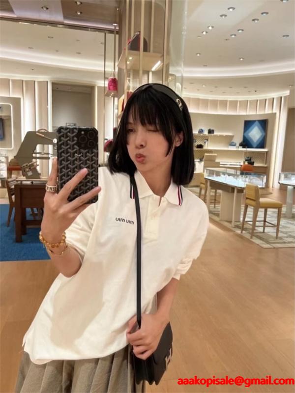 2025秋冬コーデ 清潔感 アイボリー ロゴ ポロシャツ 爽やか MIUMIU ミュウミュウ コピー
