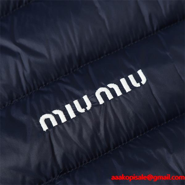 2025秋冬必須アイテム 軽量 ネイビー MIUMIU ミュウミュウ コピー ダウンベスト 機能的