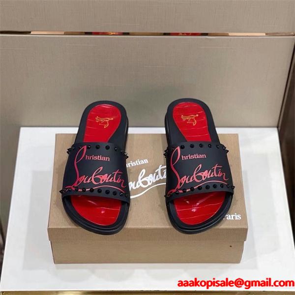 Christian Louboutin 激安 メンズ スタッズ装飾 レッドインソール スライドサンダル 刺繍ロゴ 高級ラグジュアリー シャワーサンダル